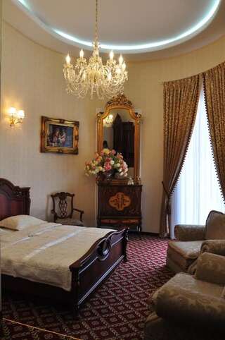Отель Queen Valery Hotel Одесса Люкс с балконом-9